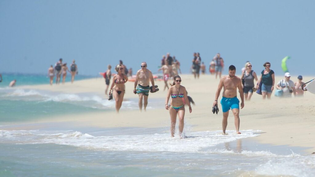 canary islands record tourist numbers spending 2025