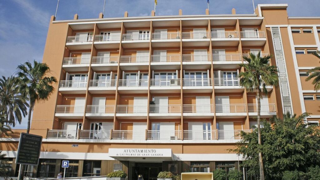 las palmas tourism manager dismissed absenteeism