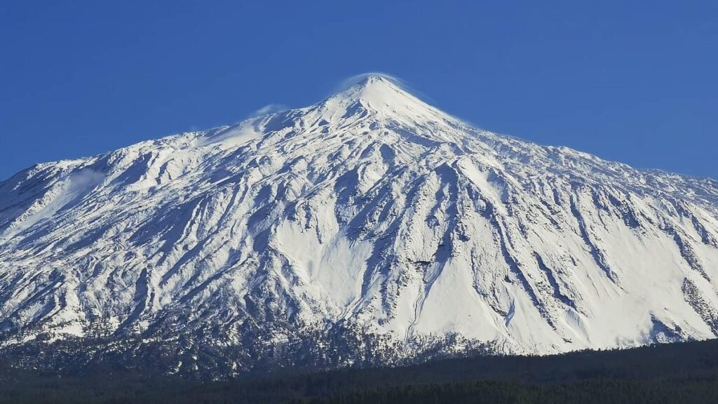 storm emilia snow teide tenerife december 2025