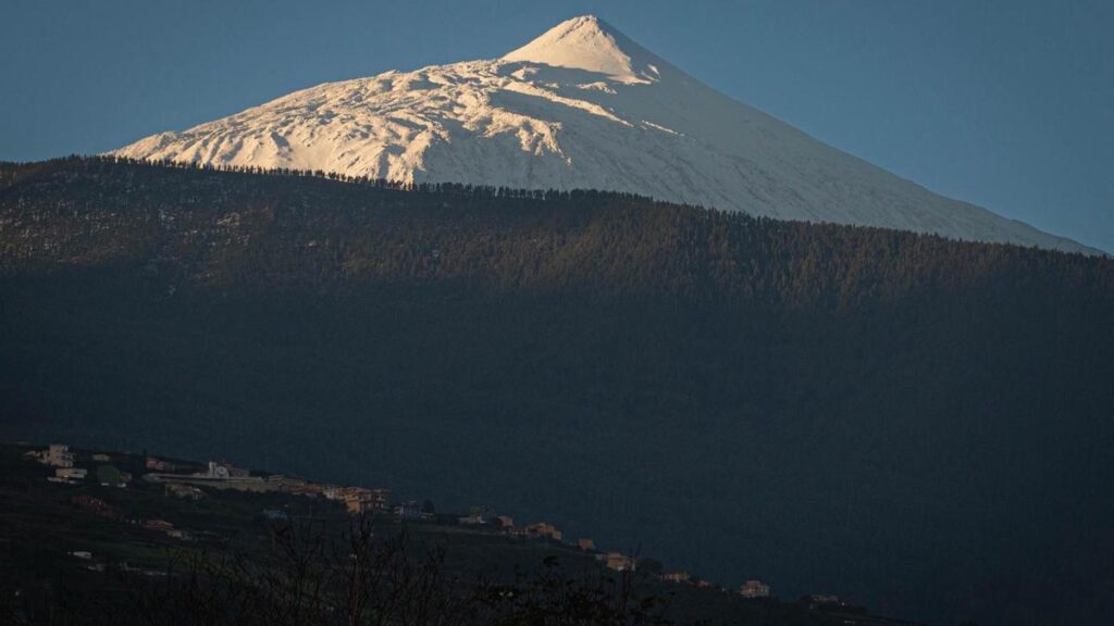 teide road access reopens after snowfall december 2025